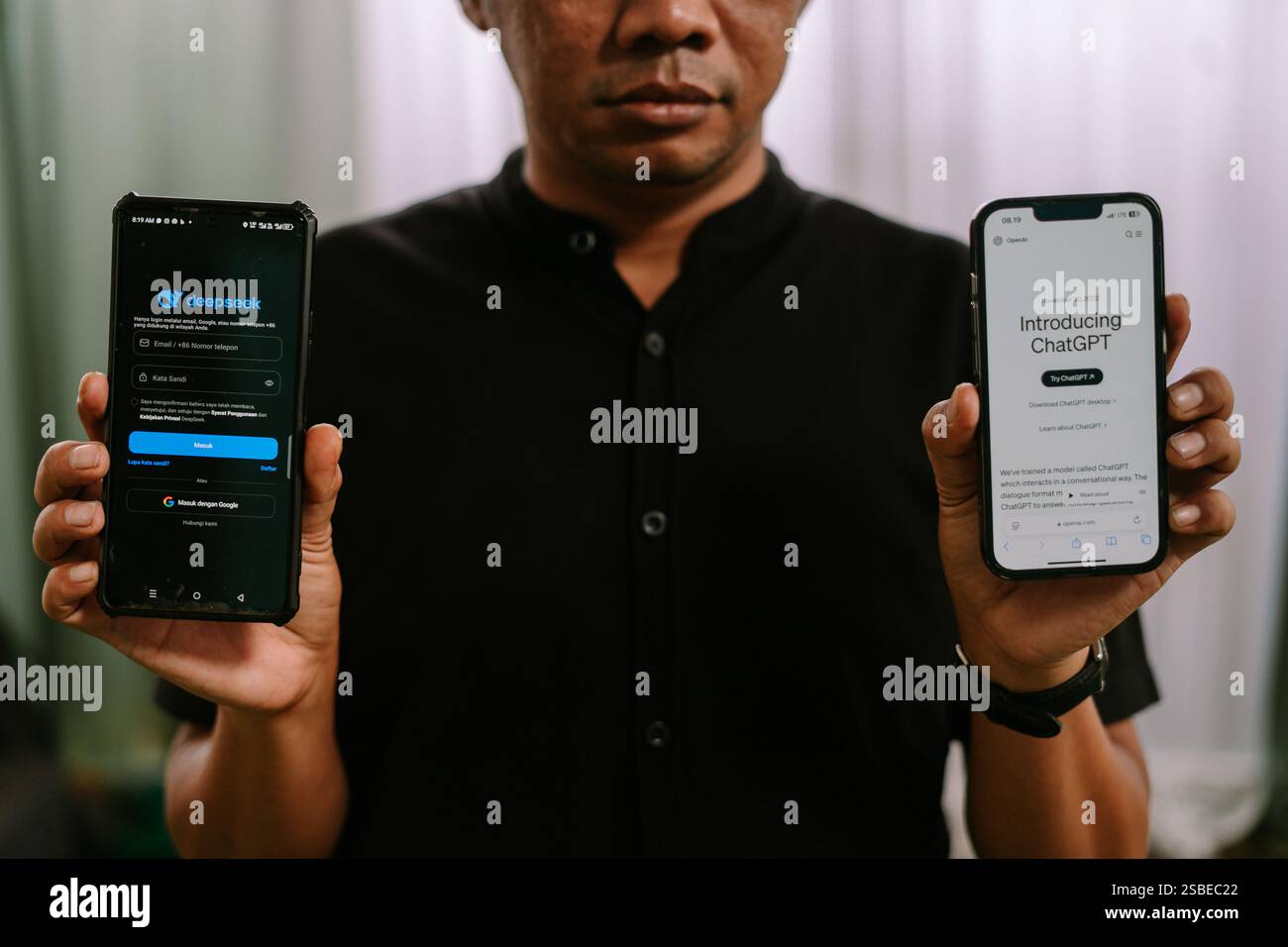 Bogor, 2. Februar 2025. Vergleich von Deepseek- und ChatGPT-Apps auf Smartphones. Stockfoto