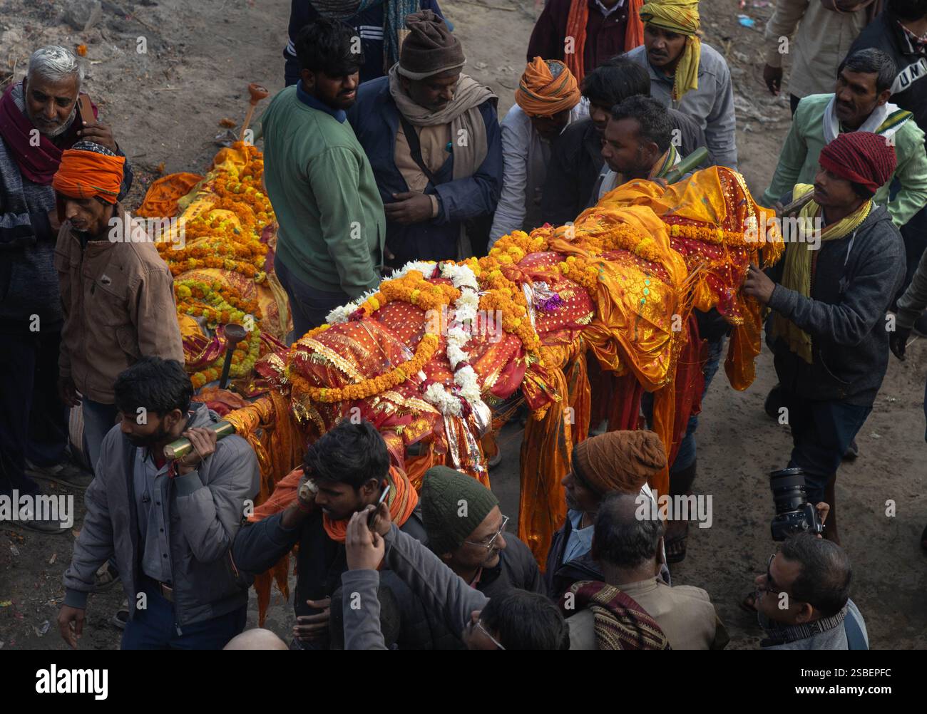 Pilger, die während der Maha Kumbh Mela in Prayagraj 2025 die Brücke in Richtung Sangam überqueren Stockfoto
