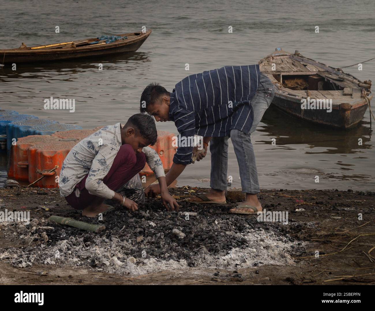 Pilger, die während der Maha Kumbh Mela in Prayagraj 2025 die Brücke in Richtung Sangam überqueren Stockfoto