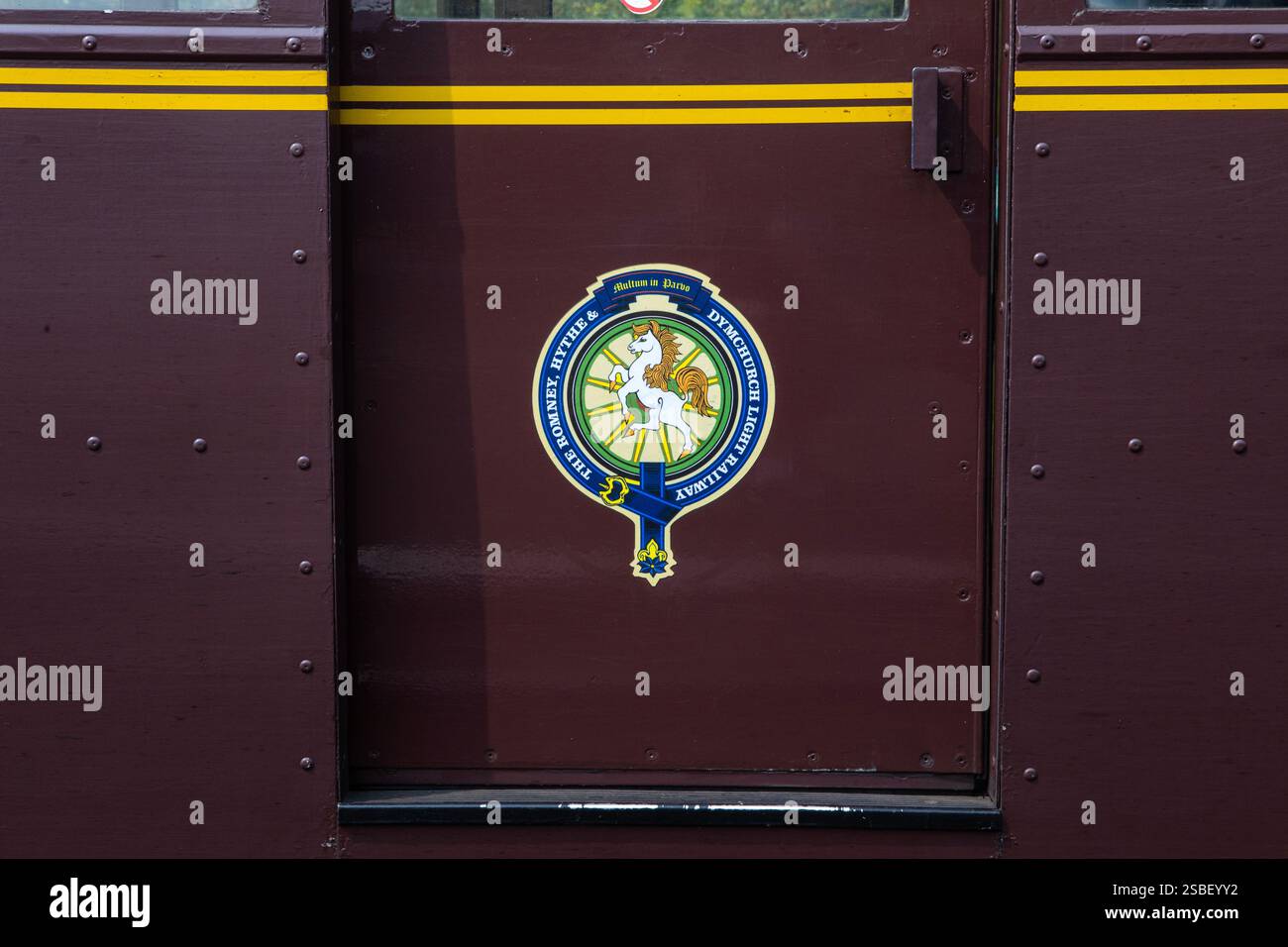 Kent, Vereinigtes Königreich - 19. August 2024: Nahaufnahme des Romney, Hythe and Dymchurch Railway Logos, abgebildet auf einem der Zugwagen oder Reisebusse in Kent, Vereinigtes Königreich Stockfoto