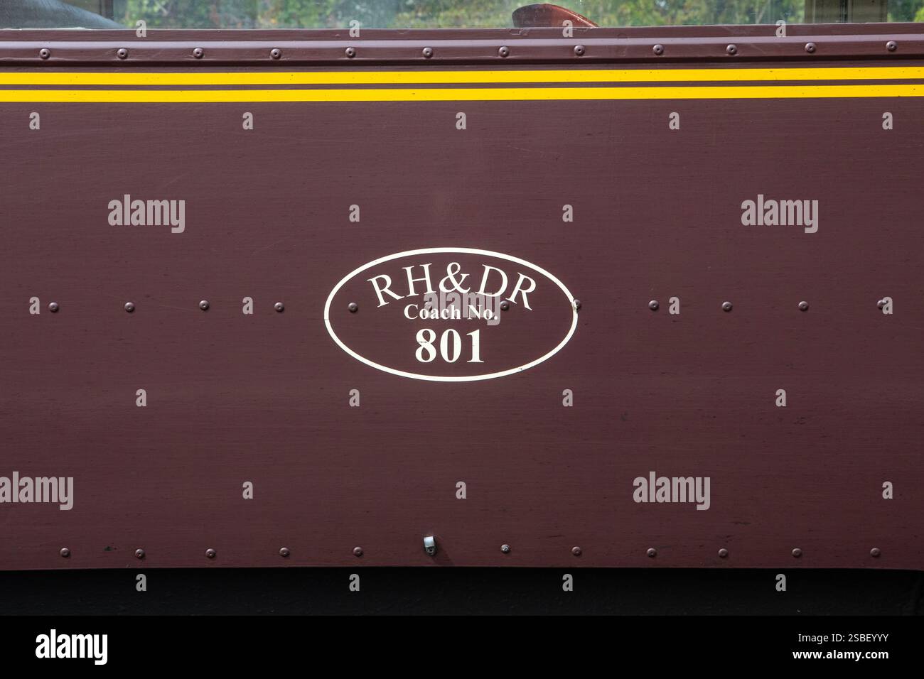 Kent, Vereinigtes Königreich - 19. August 2024: Nahaufnahme der Initialen der Romney, Hythe and Dymchurch Railway, abgebildet auf einem der Zugwagen in Kent Stockfoto