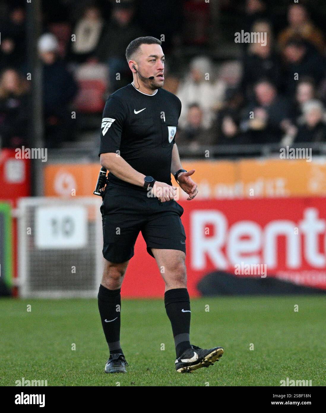 Schiedsrichter Paul Howard während des Sky Bet EFL League One Spiels zwischen Crawley Town und Wrexham im Broadfield Stadium, Crawley, UK - 1. Februar 2025 Foto Simon Dack / Teleobjektive nur redaktionelle Verwendung. Kein Merchandising. Für Football Images gelten Einschränkungen für FA und Premier League, inc. Keine Internet-/Mobilnutzung ohne FAPL-Lizenz. Weitere Informationen erhalten Sie bei Football Dataco Stockfoto
