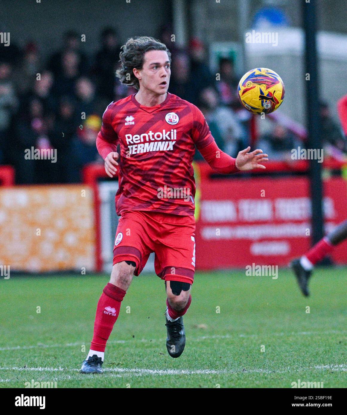 Harry Forster of Crawley während des Sky Bet EFL League One Spiels zwischen Crawley Town und Wrexham im Broadfield Stadium, Crawley, UK - 1. Februar 2025 Foto Simon Dack / Teleobjektive nur redaktionelle Verwendung. Kein Merchandising. Für Football Images gelten Einschränkungen für FA und Premier League, inc. Keine Internet-/Mobilnutzung ohne FAPL-Lizenz. Weitere Informationen erhalten Sie bei Football Dataco Stockfoto