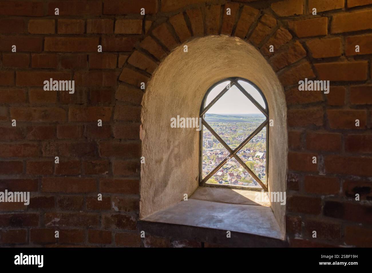 Fensterblick in einen alten Backsteinturm von innen Stockfoto