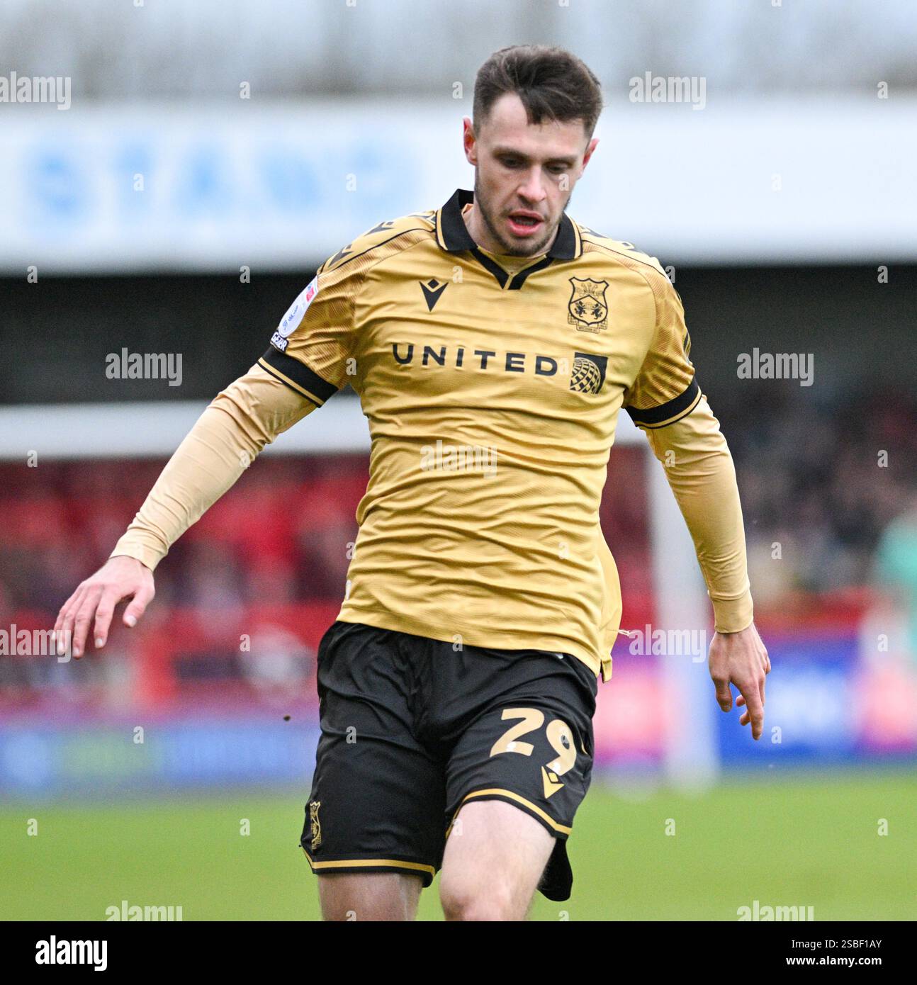 Ryan Barnett aus Wrexham während des Sky Bet EFL League One Spiels zwischen Crawley Town und Wrexham im Broadfield Stadium, Crawley, UK - 1. Februar 2025 Foto Simon Dack / Teleobjektive nur redaktionelle Verwendung. Kein Merchandising. Für Football Images gelten Einschränkungen für FA und Premier League, inc. Keine Internet-/Mobilnutzung ohne FAPL-Lizenz. Weitere Informationen erhalten Sie bei Football Dataco Stockfoto