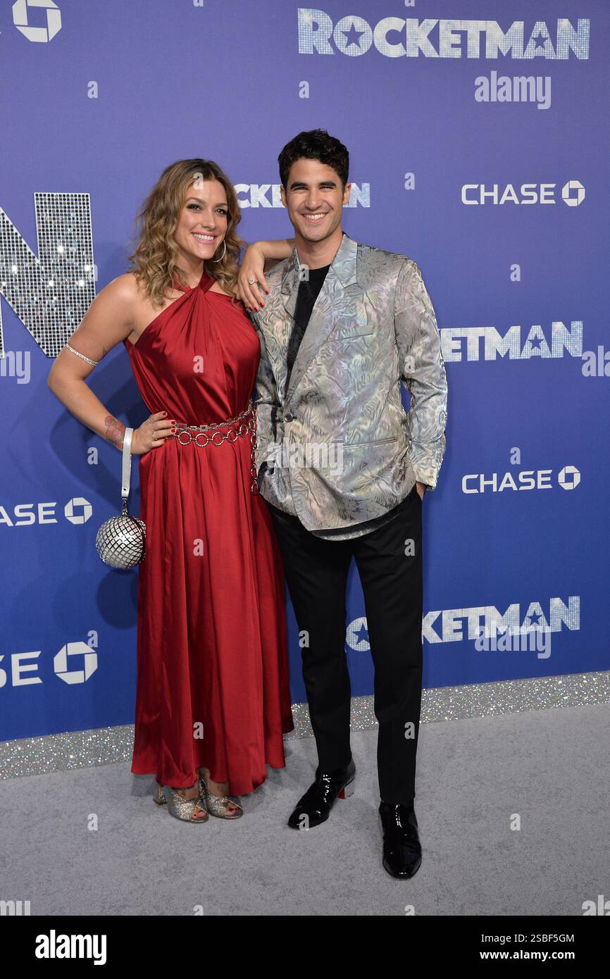 Mia Swier und Darren Criss besuchten am 29. Mai 2019 die Filmpremiere von Rocketman in der Alice Tully Hall im Lincoln Center in New York City Stockfoto Mia Swier und Darren Criss besuchten am 29. Mai 2019 die Filmpremiere von Rocketman in der Alice Tully Hall im Lincoln Center in New York City Stockfoto