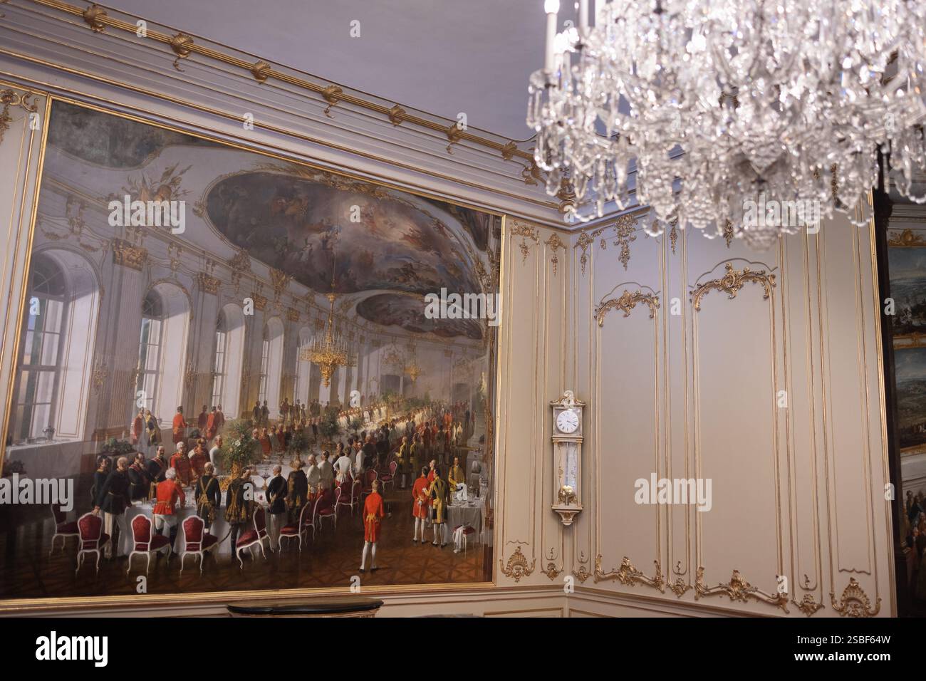 Großer Flur am Schloss Schönbrunn mit kunstvollen Wänden und Kristallleuchter - Wien, Österreich. Stockfoto