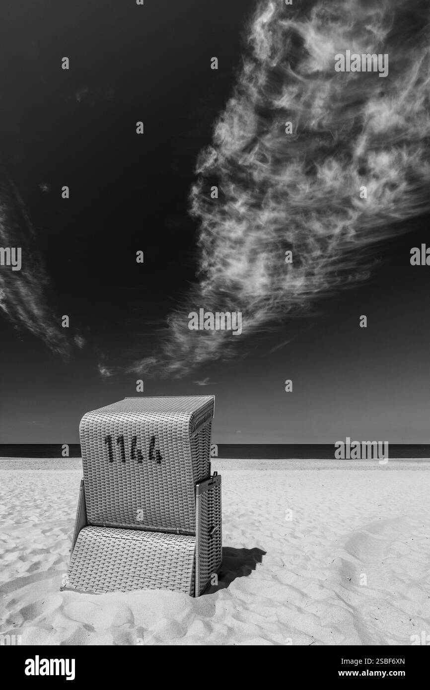 Schwarz-weiß-Aufnahme von Liegestühlen an der Nordsee auf der Insel Sylt Stockfoto