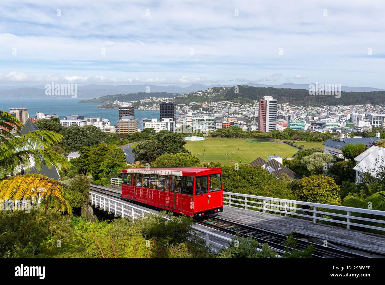 Wellington, Neuseeland - 9. Dezember 2023: Berühmte Wellington Cable Car mit Blick auf die Stadt Stockfoto