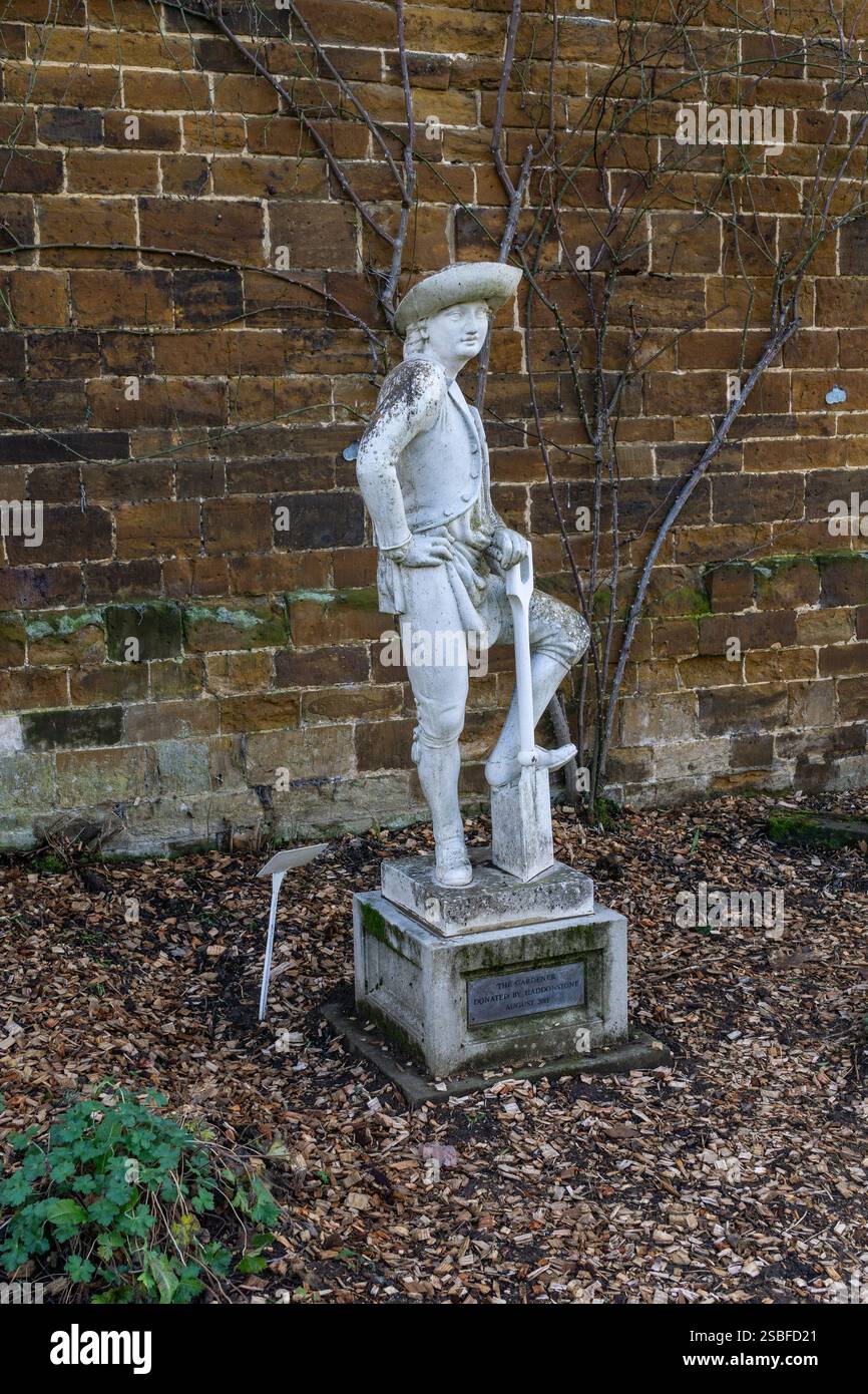 Steinfigur eines Gärtners in historischen Kostümen, die ummauerte Garde, Delapre Abbey, Northampton, Großbritannien Stockfoto