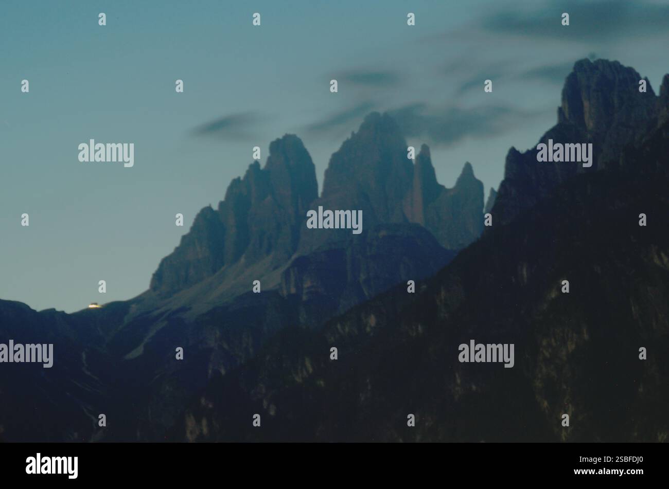 Die drei Zinnen von Lavaredo - drei berühmte Berggipfel in den Dolomiten, Italien Stockfoto
