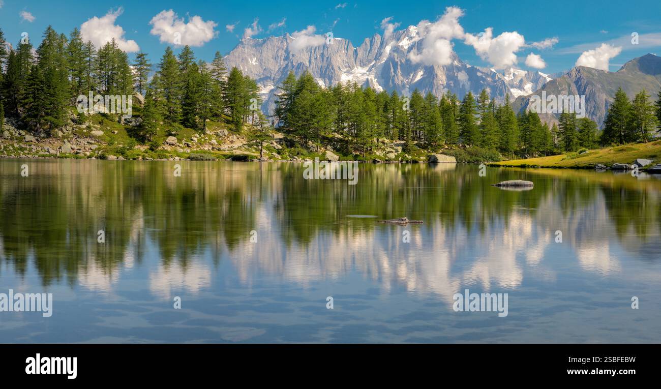 Das Panorama des Grand Jorasses-Massivs über den Lago d Arpy. Stockfoto