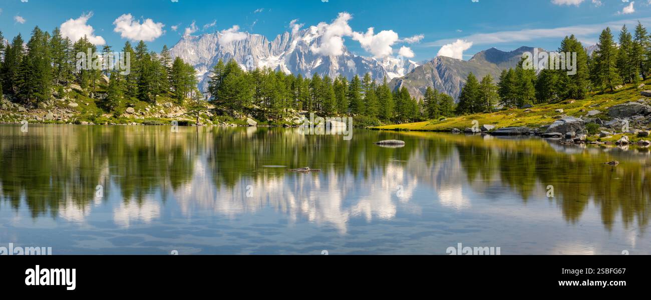 Das Panorama des Grand Jorasses-Massivs über den Lago d Arpy. Stockfoto