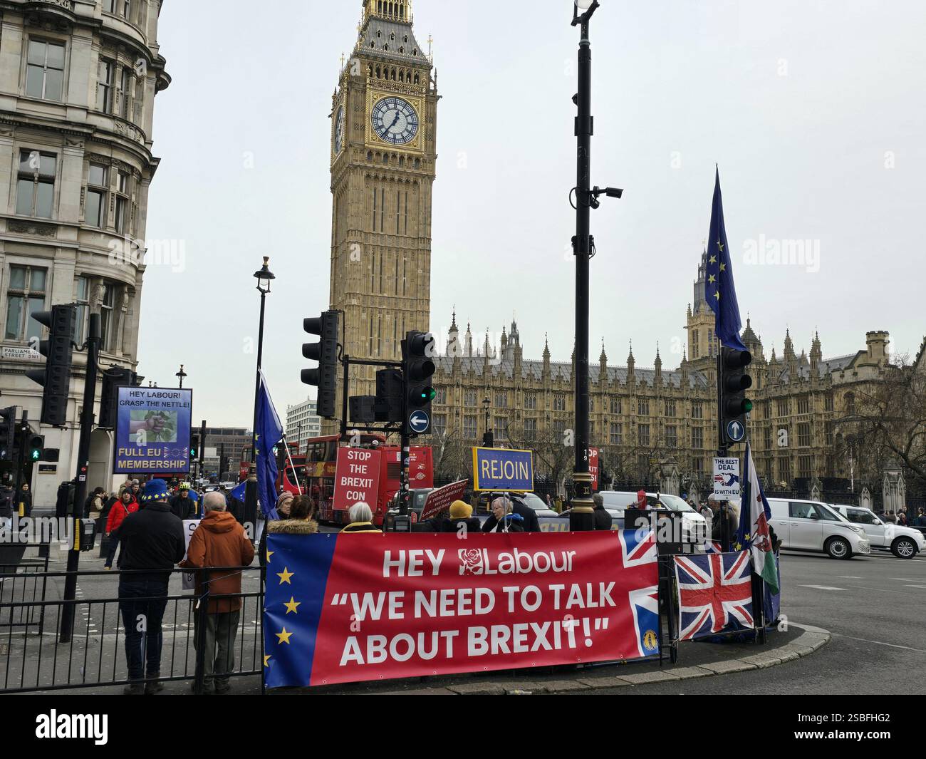 London, Großbritannien. Januar 2025. Eine kleine Gruppe von Demonstranten demonstriert für das Vereinigte Königreich, das wieder der Europäischen Union beitreten wird, auf dem Parliament Square in Westminster. Stockfoto
