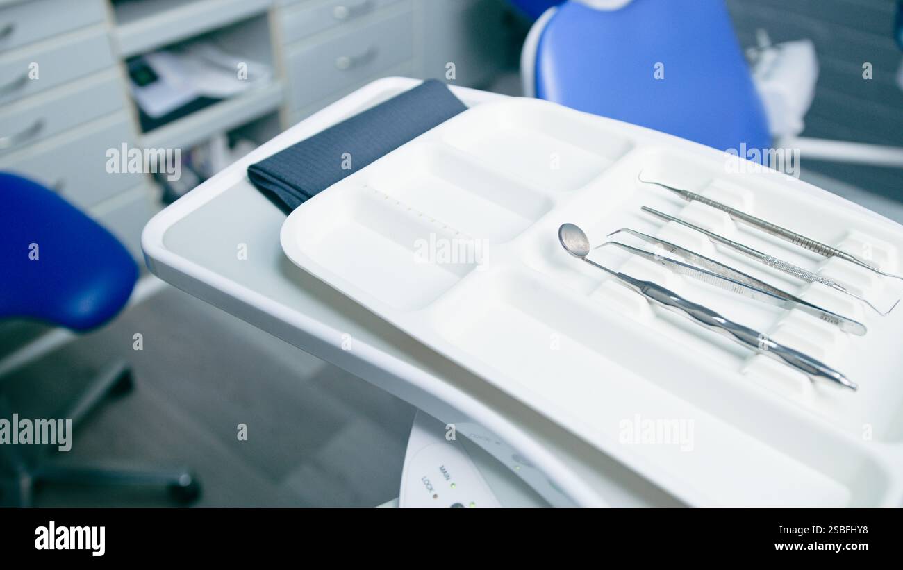 Nahaufnahme von Edelstahl-Zahnwerkzeugen auf einem Tablett in einer modernen Zahnarztpraxis Stockfoto