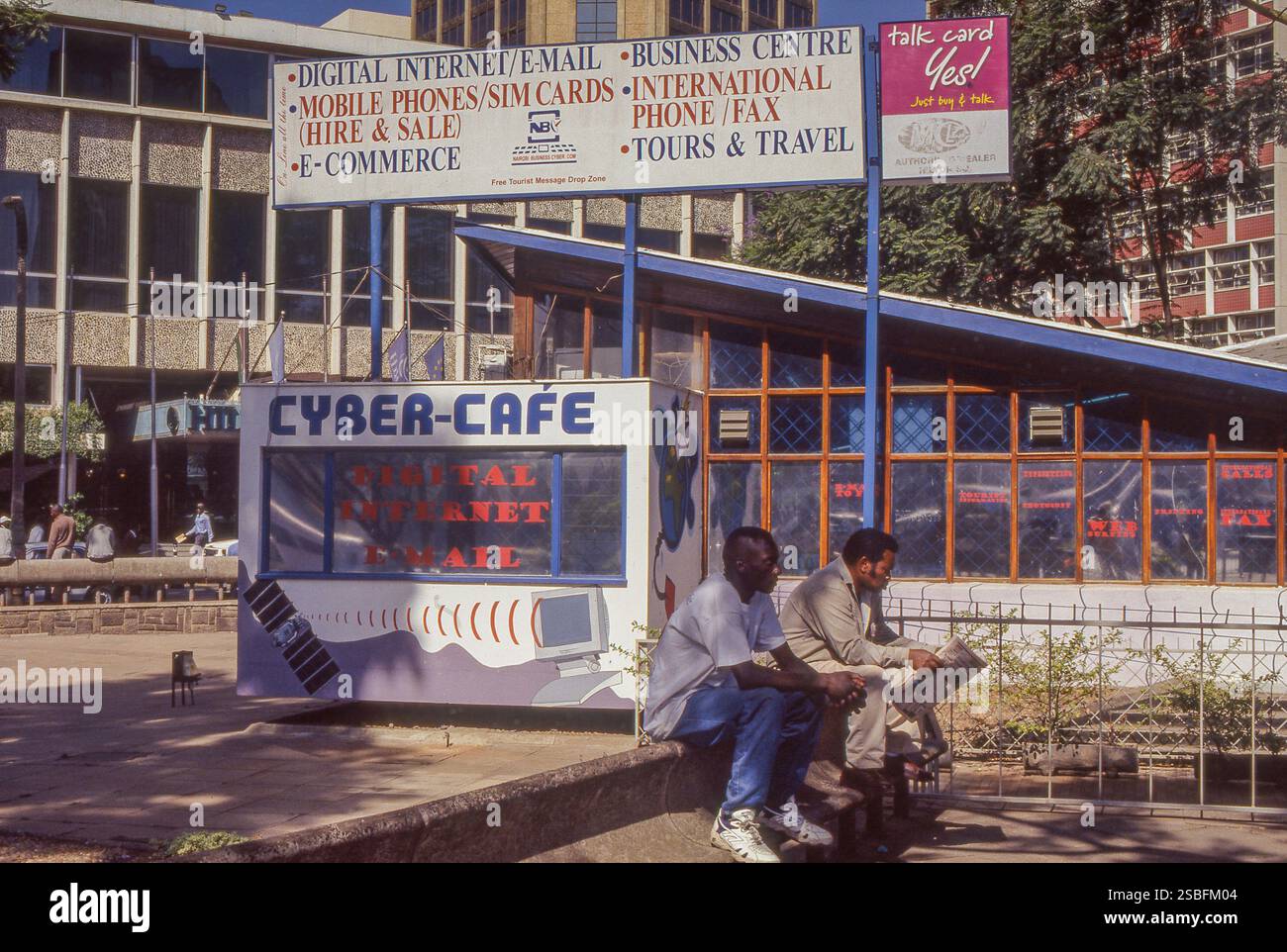 Kenia, Nairobi, in einem Internetcafé im Stadtzentrum können Touristen und Menschen ohne Internetzugang die vorhandenen Computer nutzen. Stockfoto