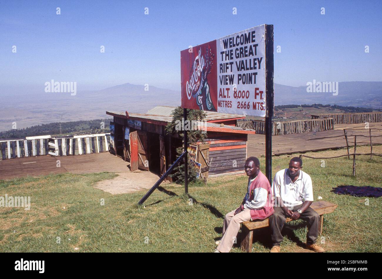 Kenia, das Great Rift Valley, in der Nähe des Lake Naivasha, ist eine Touristenattraktion und es gibt Kioske, die Speisen und Getränke an Aussichtspunkten verkaufen. Stockfoto