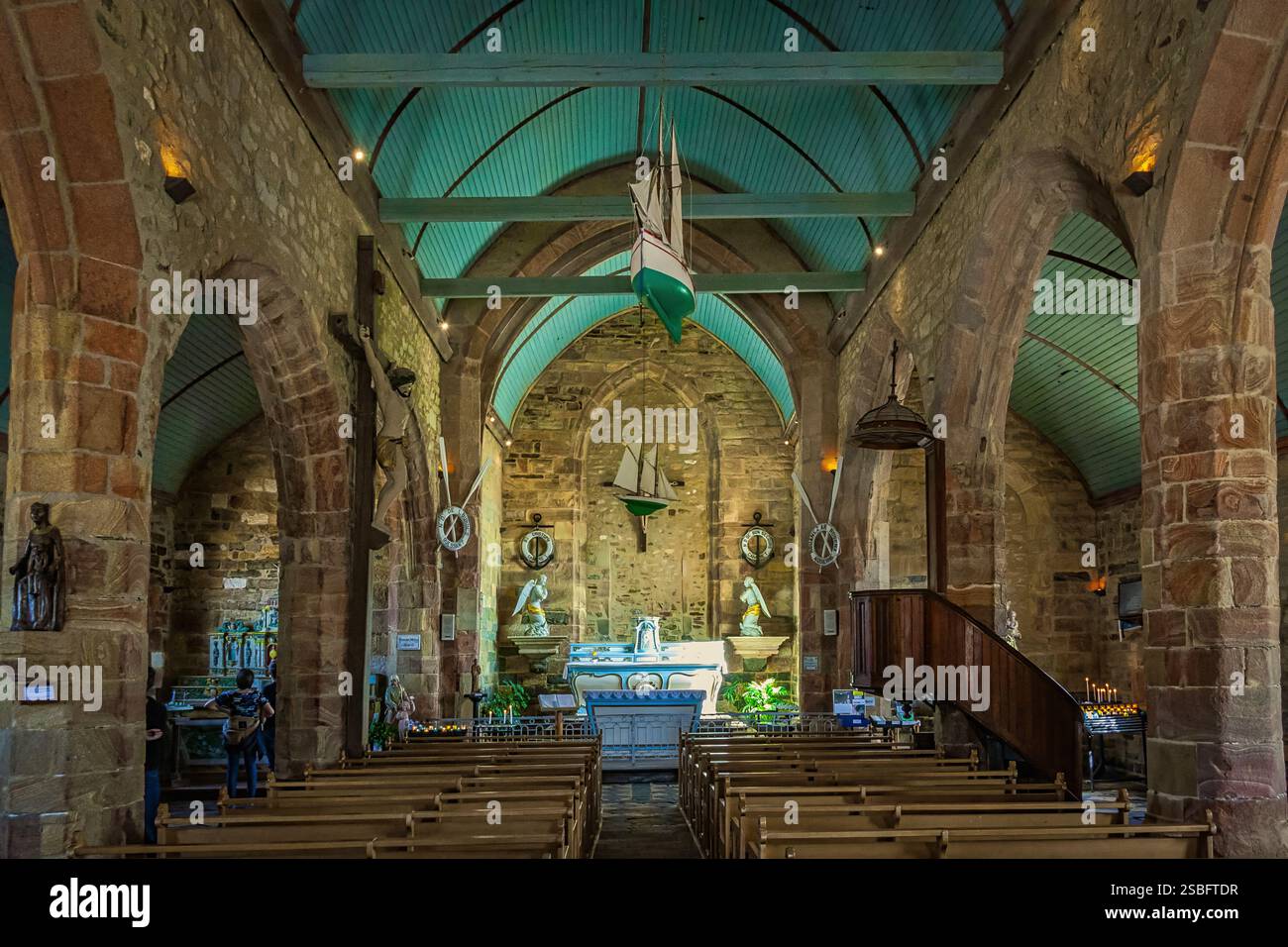 Das Innere der Kapelle Notre Dame de Rocamadour, die als historisches Denkmal klassifiziert wurde, mit Modellen von Fischerbooten, die als Votivgaben verwendet wurden. Frankreich Stockfoto