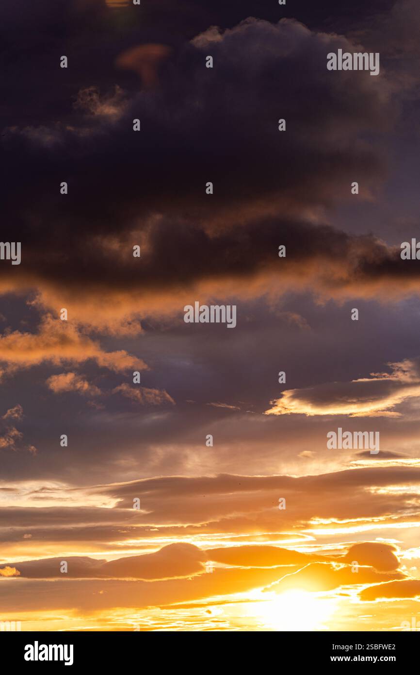 Heller dramatischer Himmel mit Wolken Stockfoto