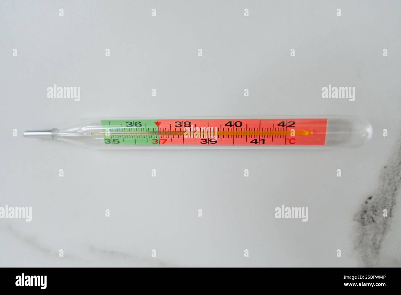 Quecksilberglasthermometer mit einem Temperaturindex von 39.3. Hochwertige Fotos Stockfoto