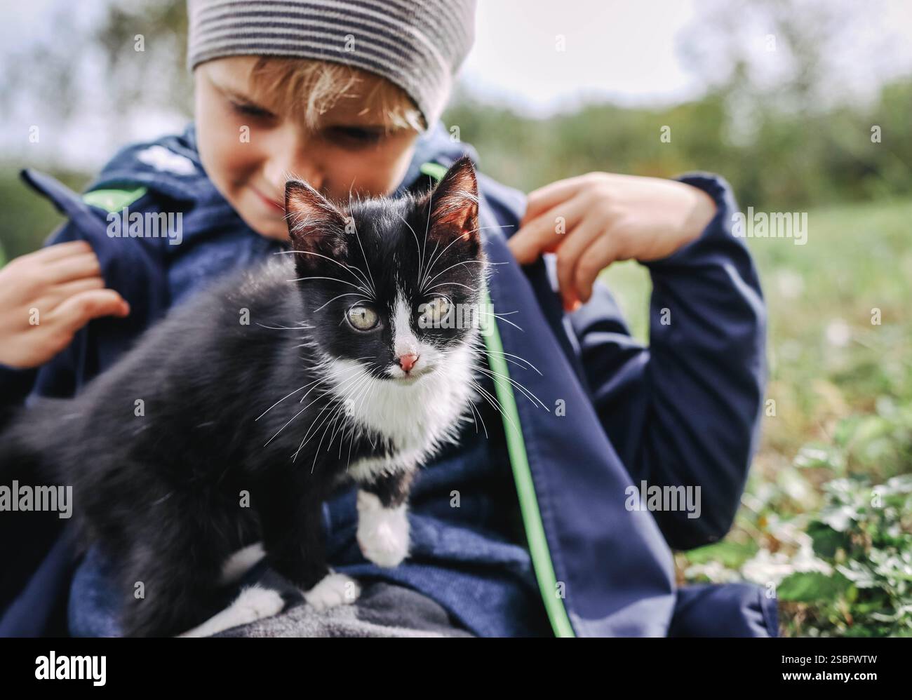 Einfühlsames Kind und sein guter Freund Stockfoto