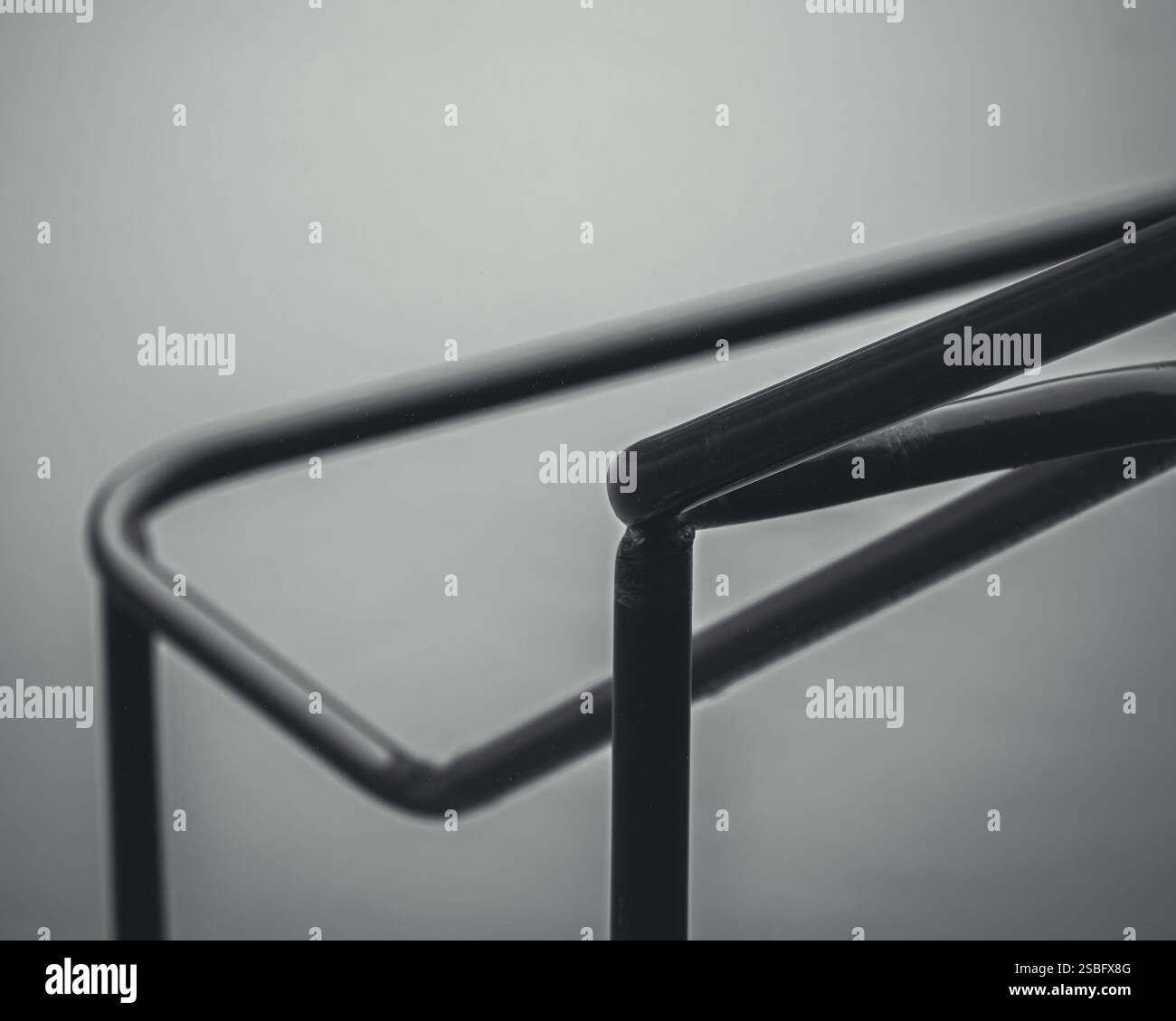 Ein Handlauf aus schwarzem Metall, der wie eine abstrakte Skulptur der künstlerischen Avantgarde aussieht Stockfoto