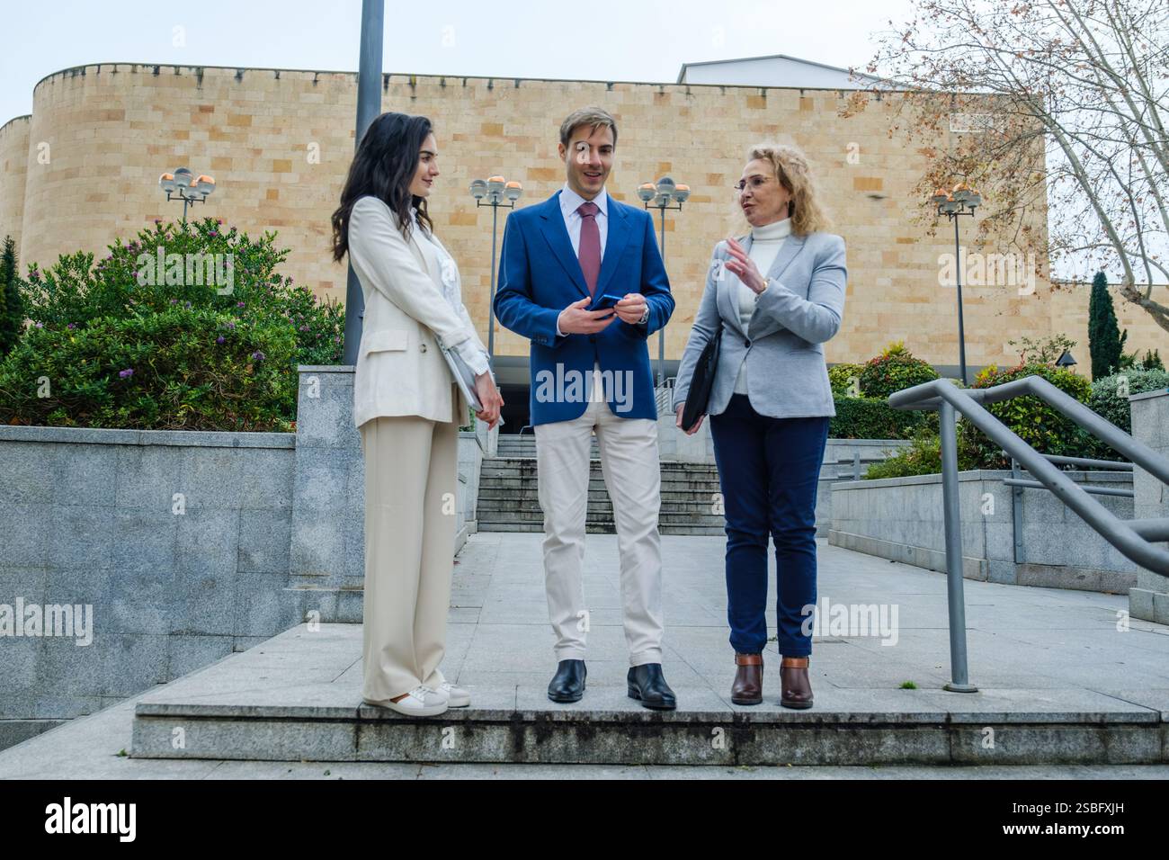 Geschäftsleute sprechen und diskutieren ein Projekt außerhalb des Büros Stockfoto