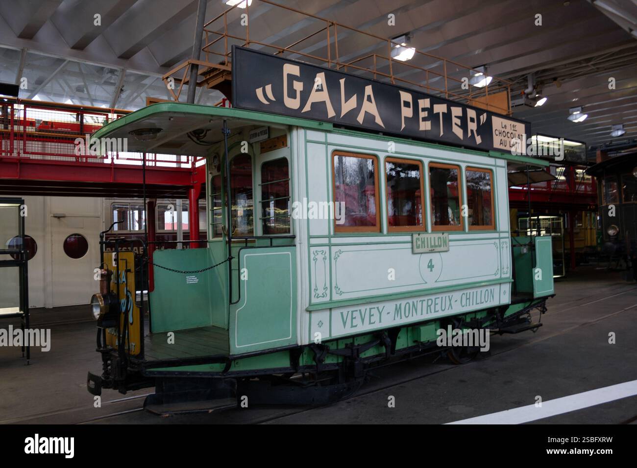 Luzern, Schweiz – 07. Februar 2010: Schweizerisches Verkehrsmuseum. Alte Straßenbahn mit Werbung 'Chocolat au lait Gala Peter'. Die erste Komme der Welt Stockfoto