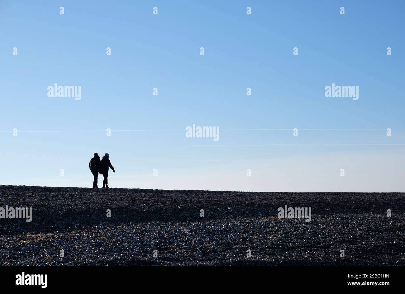 Spaziergänger am Salthouse Shingle Beach, Nord-norfolk, england Stockfoto