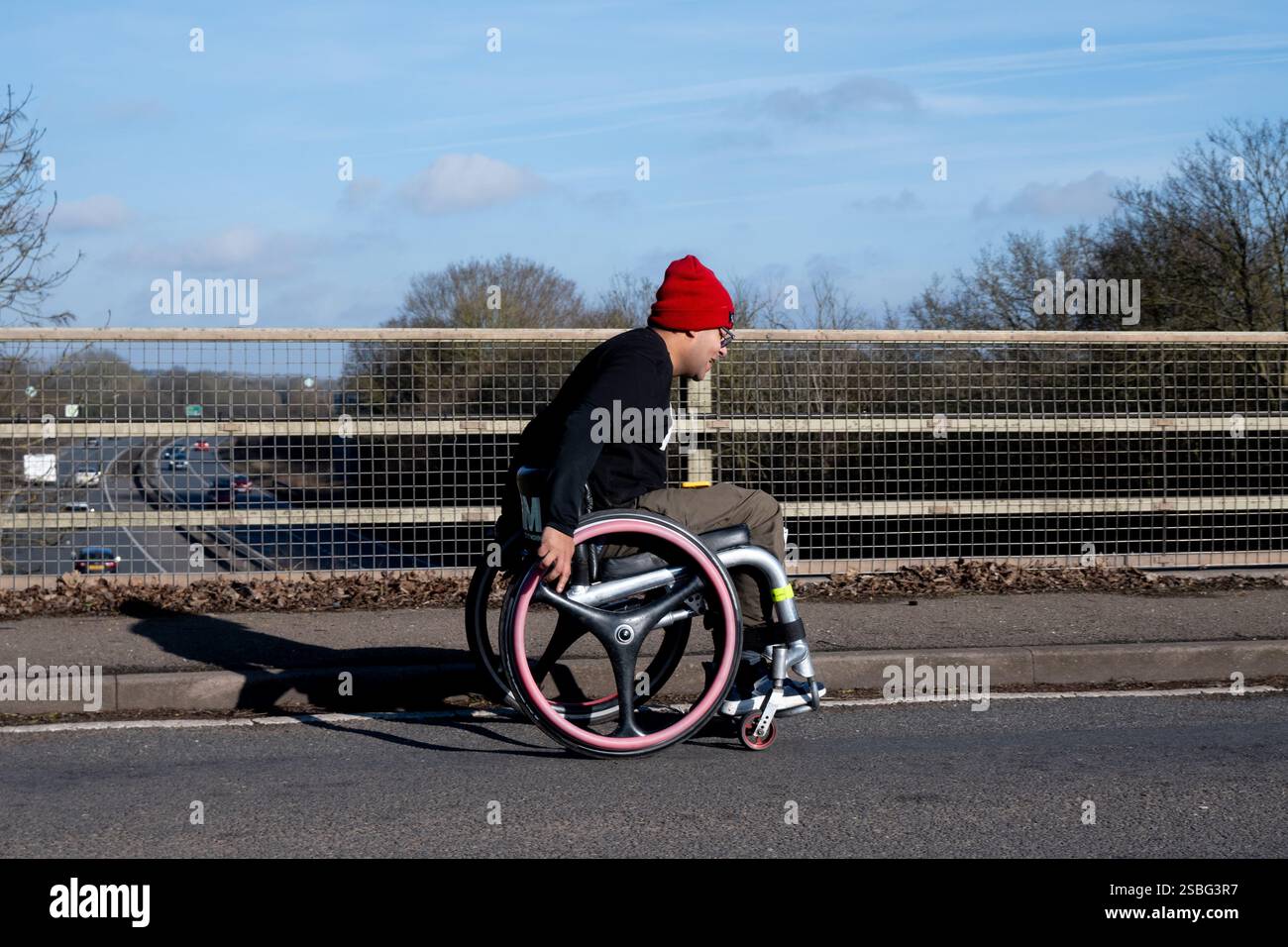 Ein Rollstuhlfahrer beim Warwick Half Marathon 2025, Warwickshire, Großbritannien Stockfoto