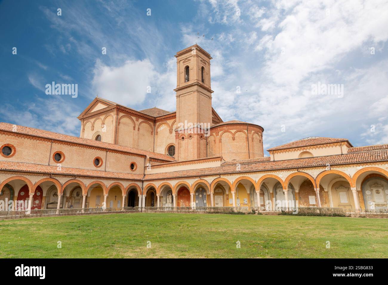 FERRARA, ITALIEN - 9. NOVEMBER 2021: Der Friedhof Certosa di Ferrara und die Kirche Chiesa di san Cristoforo. Stockfoto