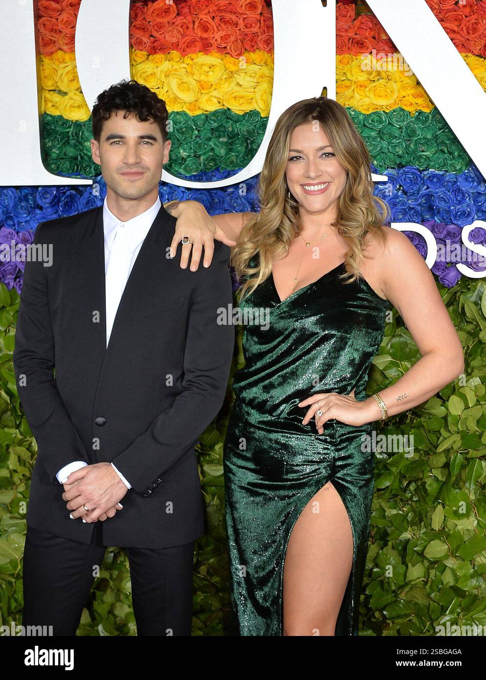 Darren Criss und Mia Swier kamen am 9. Juni 2019 bei den 73. Jährlichen Tony Awards in der Radio City Music Hall in New York City an Stockfoto Darren Criss und Mia Swier kamen am 9. Juni 2019 bei den 73. Jährlichen Tony Awards in der Radio City Music Hall in New York City an Stockfoto