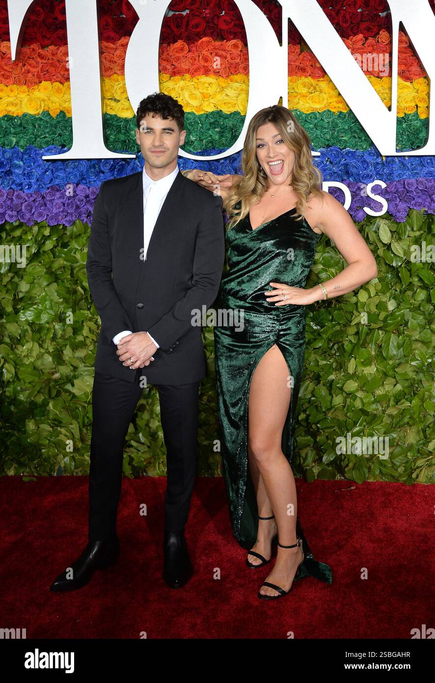Darren Criss und Mia Swier kamen am 9. Juni 2019 bei den 73. Jährlichen Tony Awards in der Radio City Music Hall in New York City an Stockfoto Darren Criss und Mia Swier kamen am 9. Juni 2019 bei den 73. Jährlichen Tony Awards in der Radio City Music Hall in New York City an Stockfoto