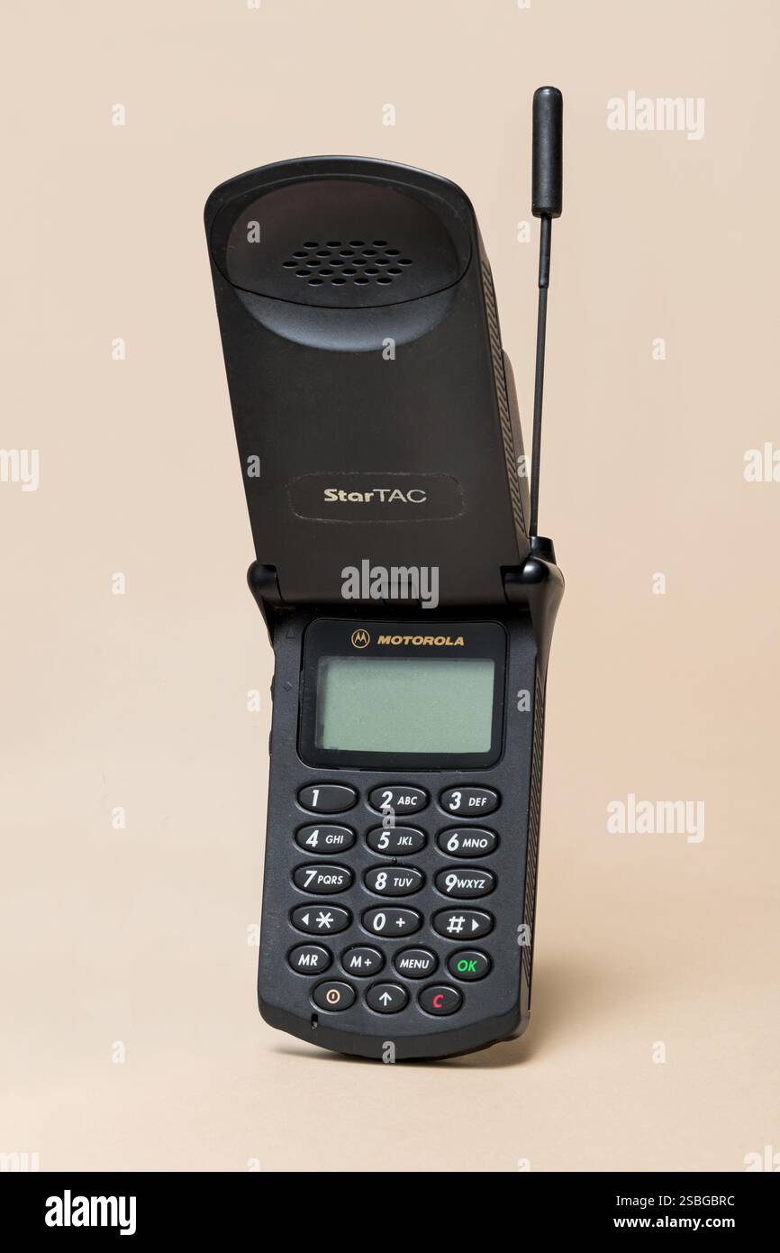 Pavia, Lombardei, Italien - 2. November 2024: Öffnen Sie das alte Motorola StarTAC Mobiltelefon ab 1996 im Ctrl+Alt Museum. Es war der Nachfolger von MicroTAC. Stockfoto