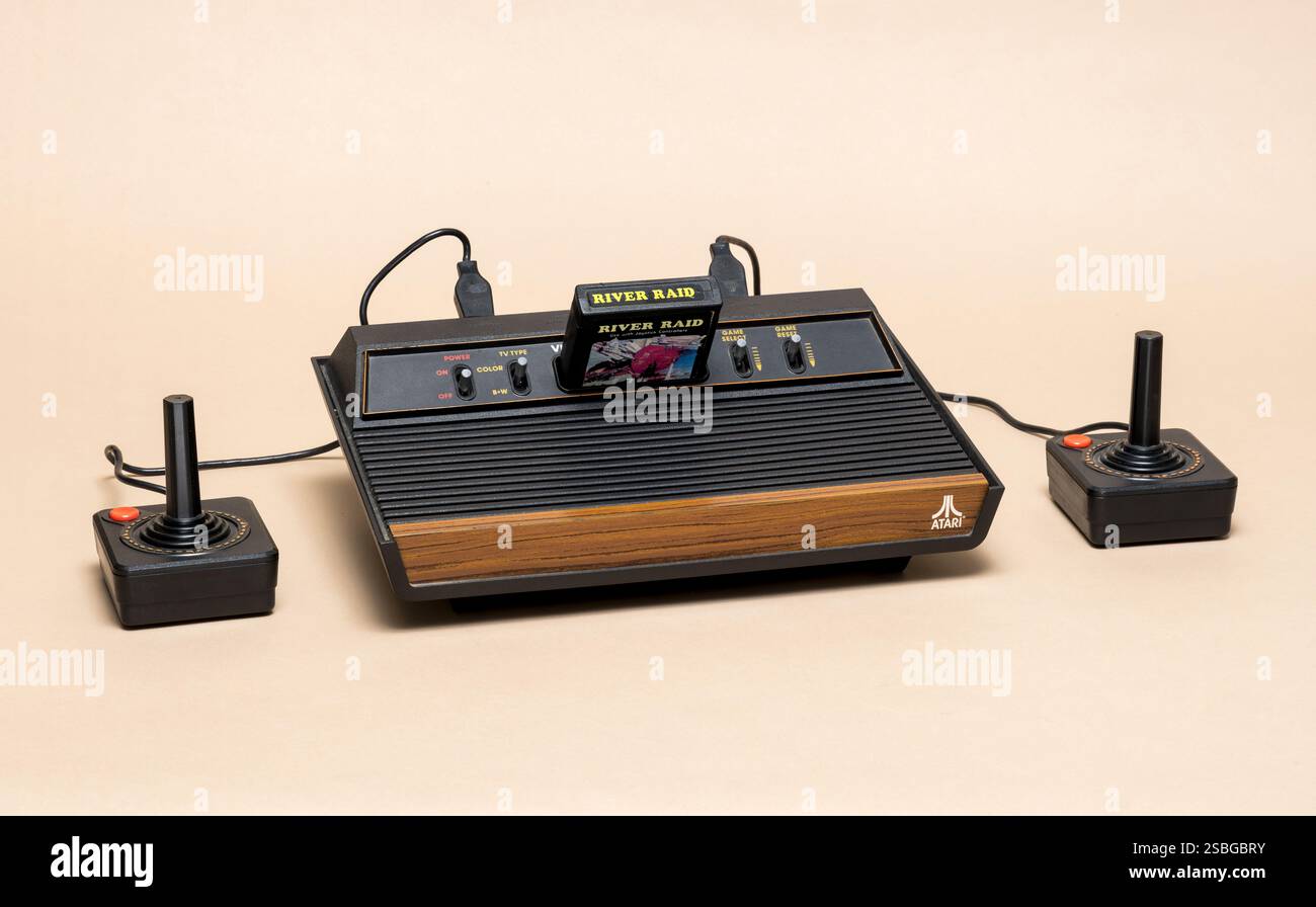 Pavia, Lombardei, Italien - 23. November 2024: Atari 2600 Konsole ab 1976 im Strg+Alt Museum. Die Cartridge aus dem Jahr 1982 ist das Shooter-Spiel River RAID. Stockfoto