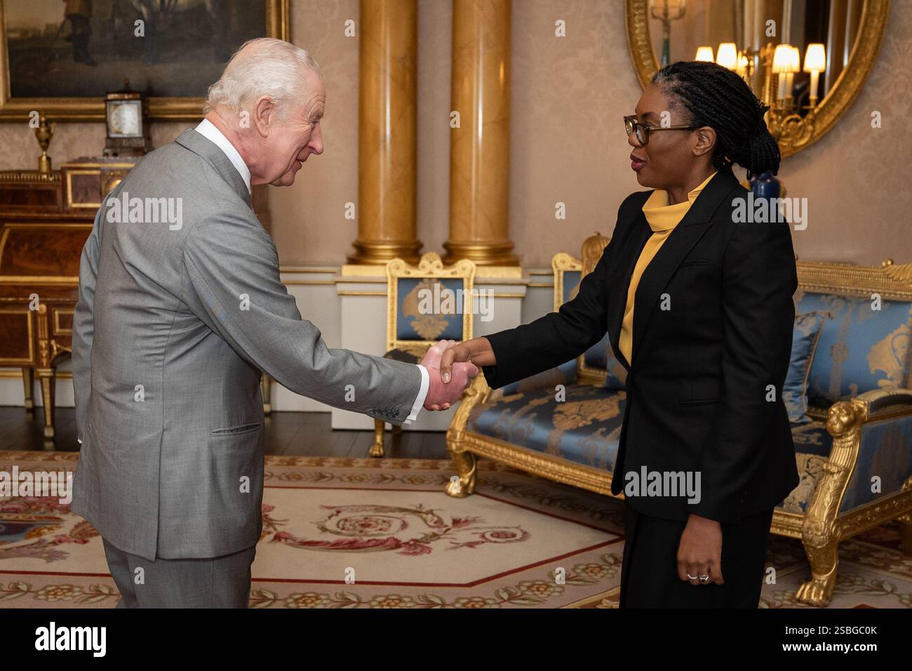 König Karl III. Hält eine Audienz mit dem Oppositionsführer Kemi Badenoch im Buckingham Palace in London. Bilddatum: Montag, 3. Februar 2025. Stockfoto