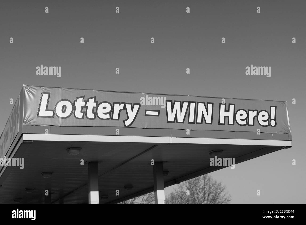 Das Schild „Lotterie – Win here“ vor einem Supermarkt in den USA lädt hoffnungsvolle Spieler ein, ihr Glück zu versuchen. Stockfoto