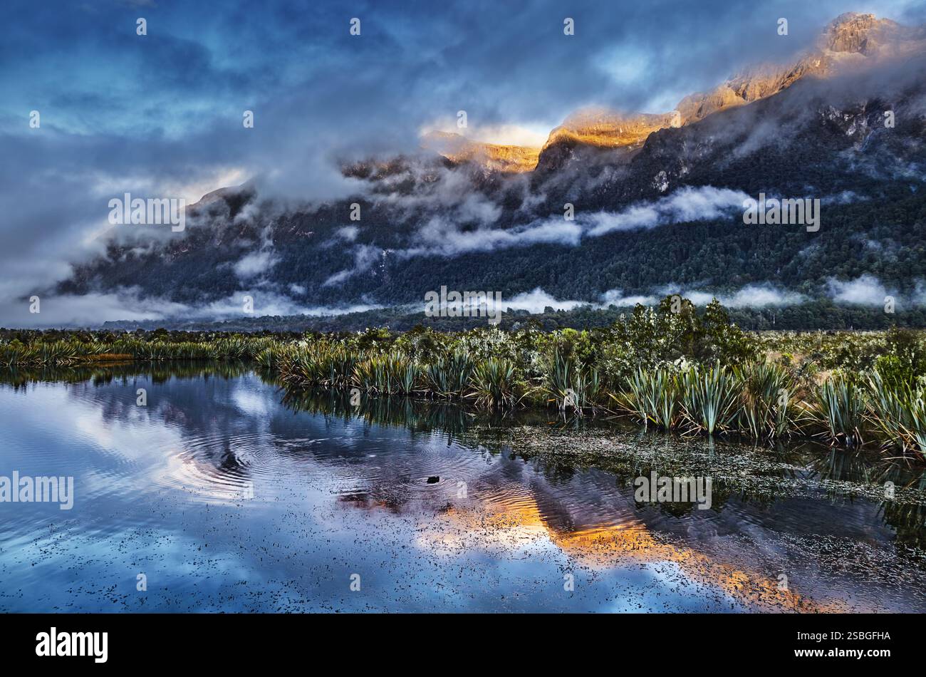Berge spiegeln sich im See bei Sonnenaufgang, Mirror Lakes, Neuseeland Stockfoto