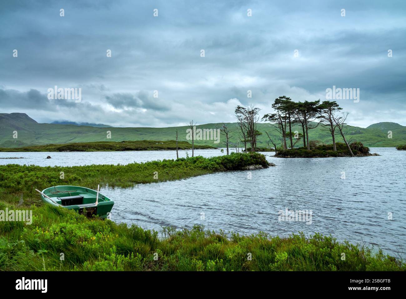 Boot auf Loch Assynt in North West Highlands, Schottland, Großbritannien Stockfoto