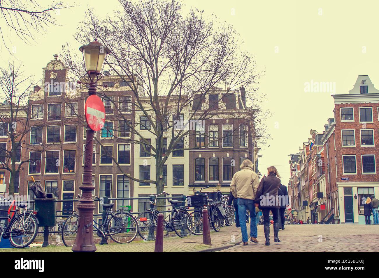 Paare, die auf Brücke in Amsterdam Stockfoto