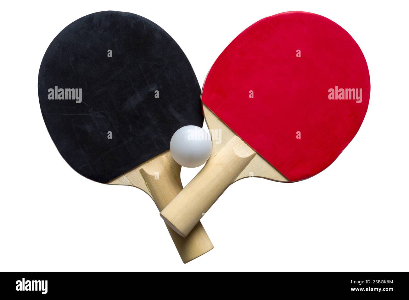 Alte Tischtennisschläger und Ball isoliert auf weißem Hintergrund Stockfoto