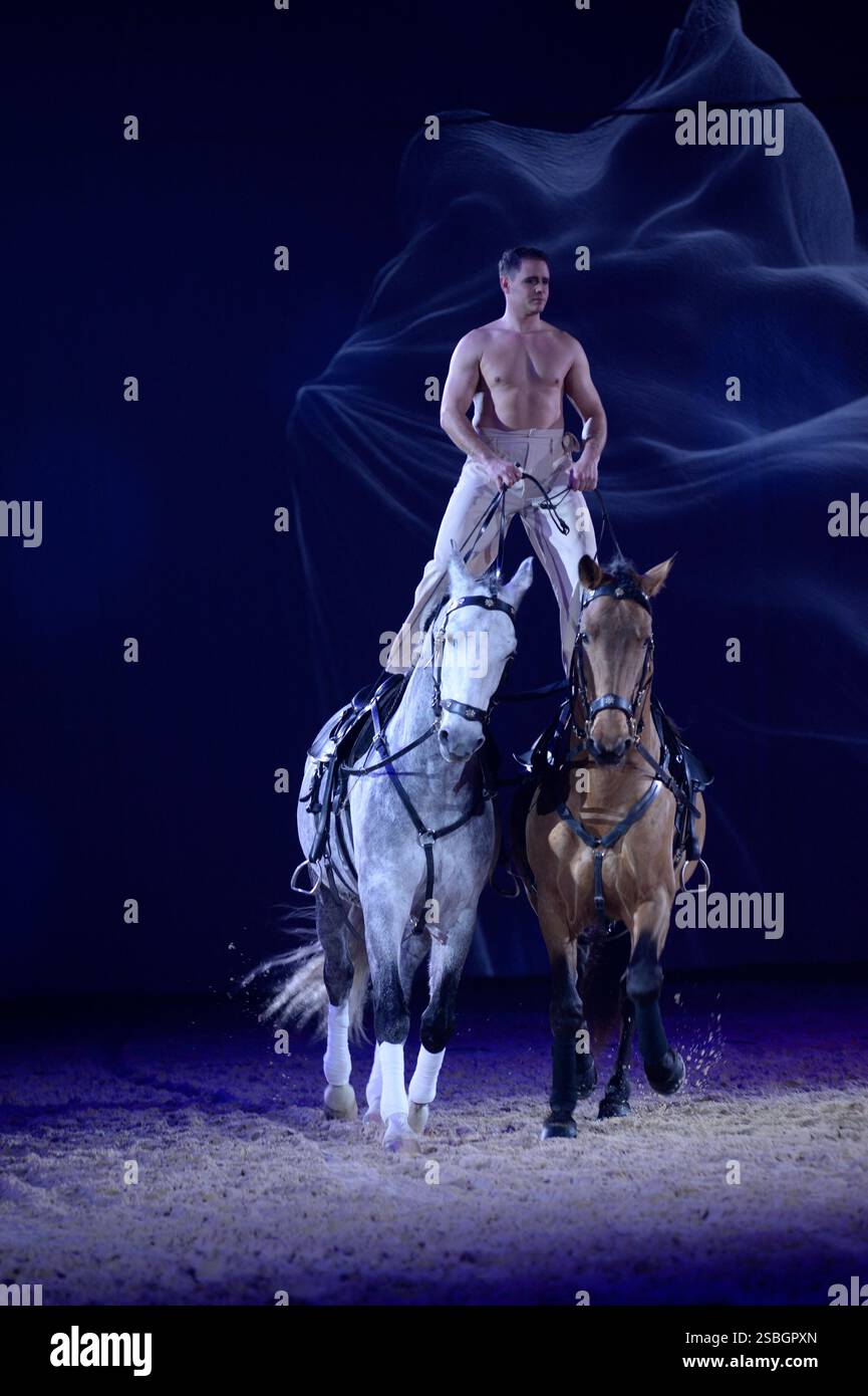 Marie Barcelo und Pierre-Antoine Chastang präsentieren ihre neueste Show „Premier Souffle“, in der ihre Lieblingsdisziplin, Gewölbe und High School Dressur hervorgehoben werden. Pierre-Antoine Chastang, der seit langem auf der Rechnung des Cirque du Soleil steht, widmet sich nun neben Marie Barcelo der Reitkunst. Dieses Paar in der Stadt und auf der Bühne entwirft ihre Choreographie am 26. Januar 2025 im Mas du Sire in den Cevennen im Exposition Park in Avignon. Foto: Cyrille Bernard/ABACAPRESS. KOM Stockfoto