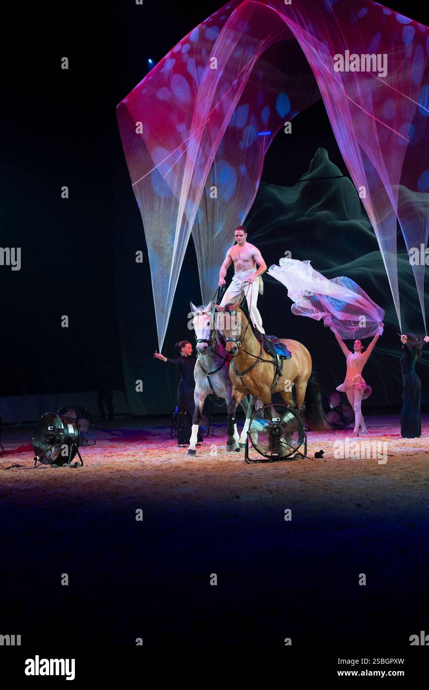 Marie Barcelo und Pierre-Antoine Chastang präsentieren ihre neueste Show „Premier Souffle“, in der ihre Lieblingsdisziplin, Gewölbe und High School Dressur hervorgehoben werden. Pierre-Antoine Chastang, der seit langem auf der Rechnung des Cirque du Soleil steht, widmet sich nun neben Marie Barcelo der Reitkunst. Dieses Paar in der Stadt und auf der Bühne entwirft ihre Choreographie am 26. Januar 2025 im Mas du Sire in den Cevennen im Exposition Park in Avignon. Foto: Cyrille Bernard/ABACAPRESS. KOM Stockfoto