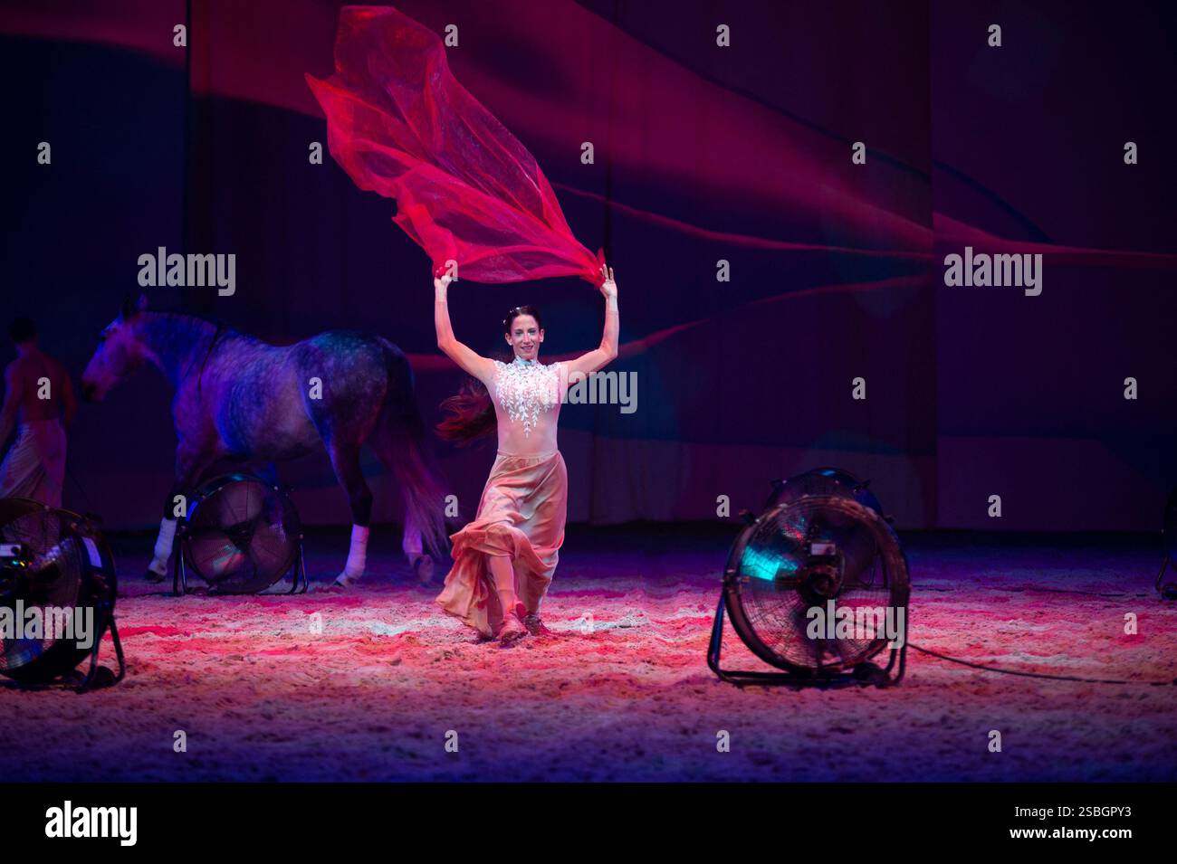 Marie Barcelo und Pierre-Antoine Chastang präsentieren ihre neueste Show „Premier Souffle“, in der ihre Lieblingsdisziplin, Gewölbe und High School Dressur hervorgehoben werden. Pierre-Antoine Chastang, der seit langem auf der Rechnung des Cirque du Soleil steht, widmet sich nun neben Marie Barcelo der Reitkunst. Dieses Paar in der Stadt und auf der Bühne entwirft ihre Choreographie am 26. Januar 2025 im Mas du Sire in den Cevennen im Exposition Park in Avignon. Foto: Cyrille Bernard/ABACAPRESS. KOM Stockfoto