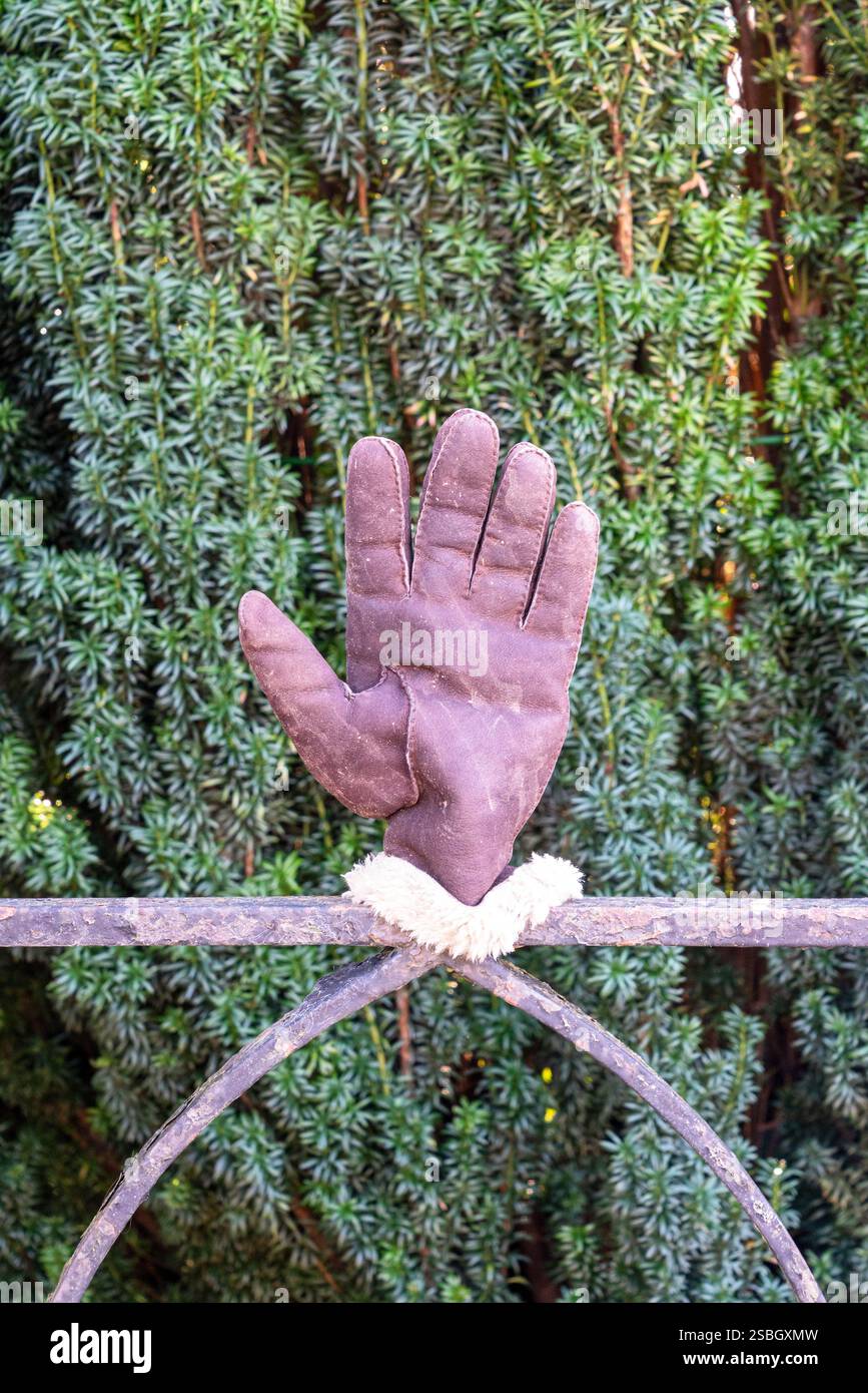 Lederhandschuh am Zaun Stockfoto