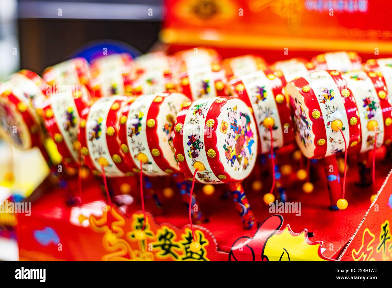 Nahaufnahme traditioneller Rasseltrommeln oder Taogu am Marktstand bei der chinesischen Neujahrsparade CNY 2025 in Newcastle upon tyne, großbritannien - Jahr der Schlange Stockfoto