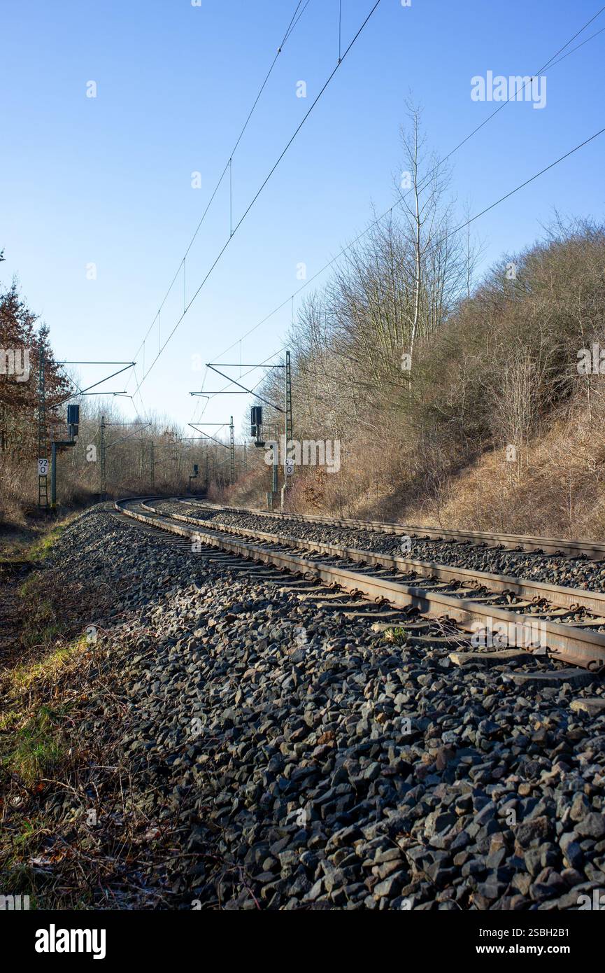 Eisenbahn auf dem Land Winter vertikal Stockfoto