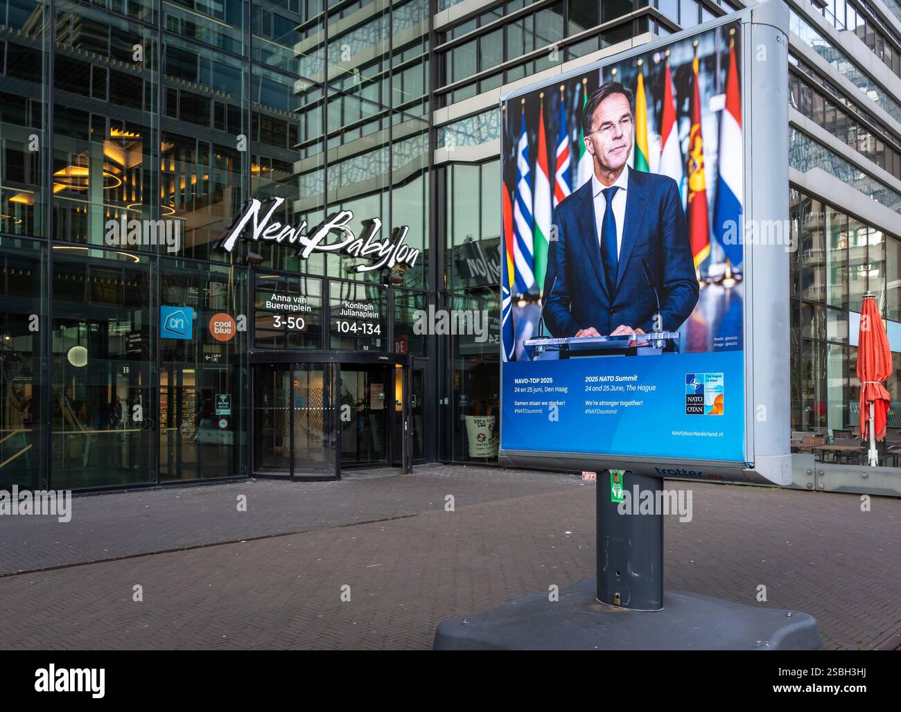 Den Haag, Niederlande, 02.02.2025, Billboard für den bevorstehenden NATO-Gipfel in den Haag mit dem derzeitigen NATO-Generalsekretär Mark Rutte Stockfoto