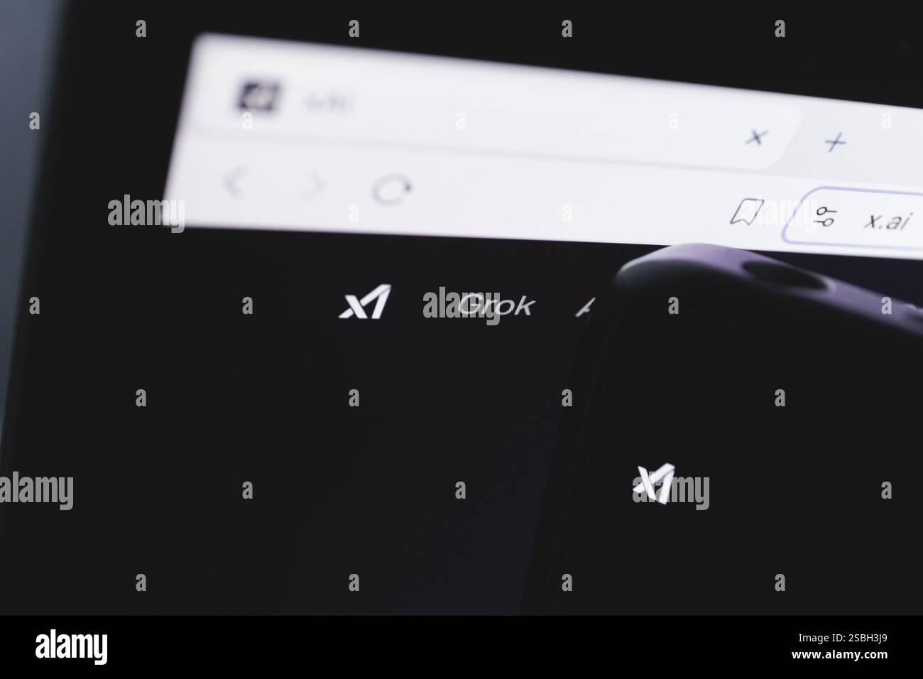 Nahaufnahme eines Bildschirms mit dem Grok-Logo und der x.ai-Website in einem Webbrowser. Februar 2025 Stockfoto