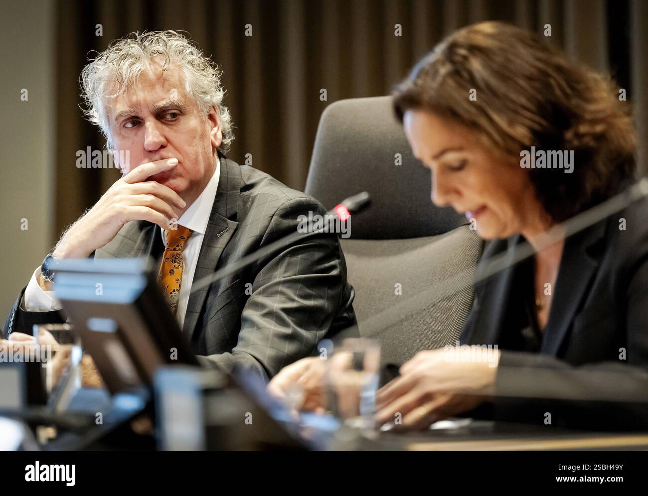 AMSTERDAM - Generalstaatsanwalt Rene de Beukelaar und Bürgermeisterin Femke Halsema während einer Pressekonferenz über aktuelle Entwicklungen und Zahlen zu Sicherheit und Kriminalität in Amsterdam. ANP ROBIN VAN LONKHUIJSEN niederlande aus - belgien aus Stockfoto